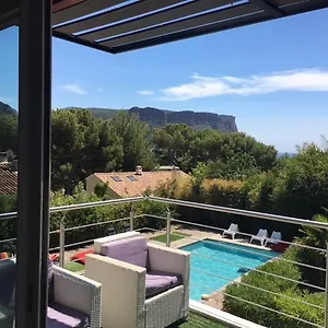 W Cassis
